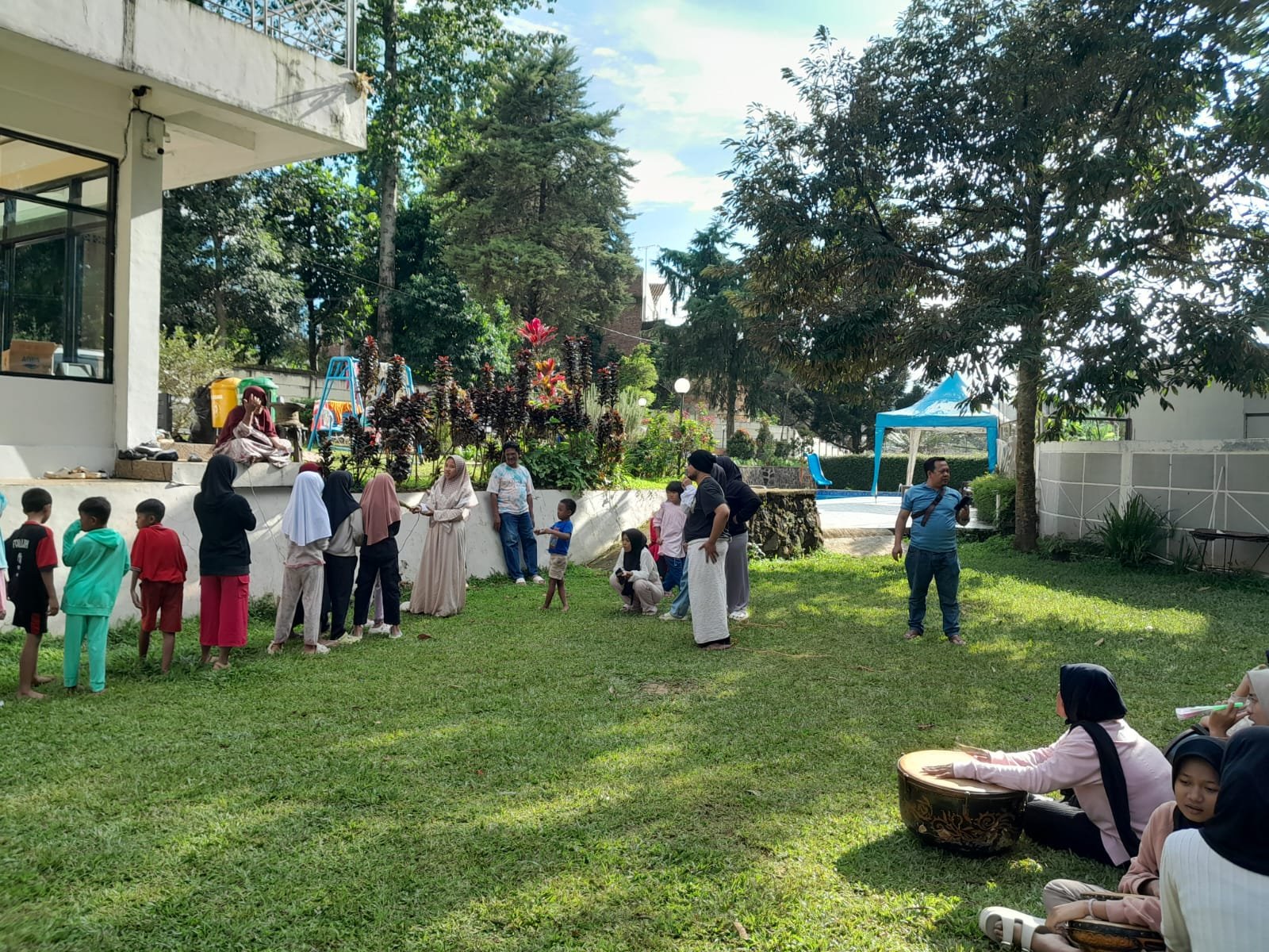 Keceriaan dan Antusias anak-anak yatim Alhidayah laaduny bermain sepakbola di villa stone garden Cisarua Bogor