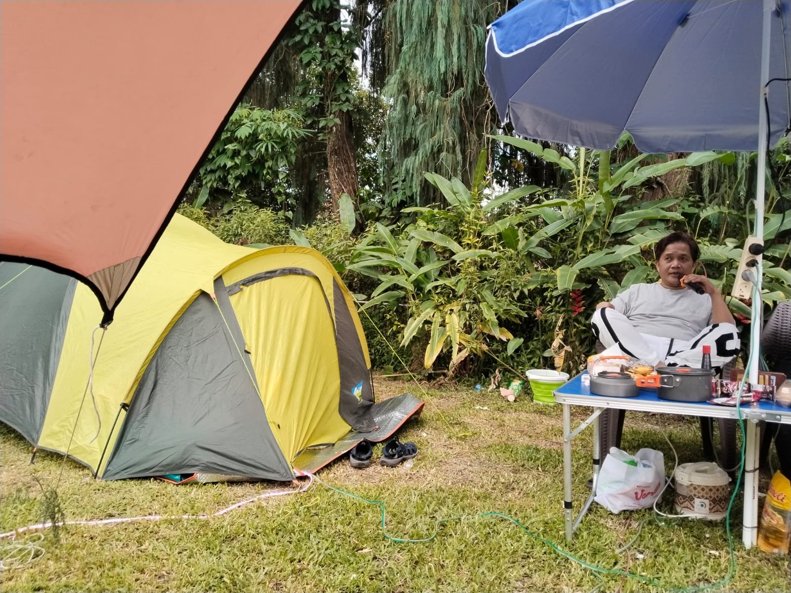Donatur Alhidayah laaduny Membangun tenda perkemahan, agar terasa suasana alam yang asri di villa stone garden Cisarua Bogor.