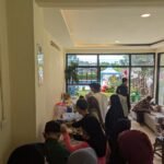 Kegiatan makan siang anak-anak yatim Alhidayah laaduny di villa stone garden Cisarua Bogor.