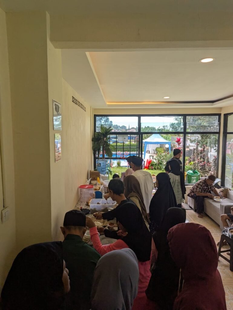 Kegiatan makan siang anak-anak yatim Alhidayah laaduny di villa stone garden Cisarua Bogor.