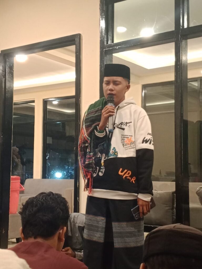 Kegiatan malam hari liburan anak-anak yatim dan para donatur Alhidayah laaduny mendengarkan tausyiah siraman rohani oleh ustadz Fahmi laaduny husman