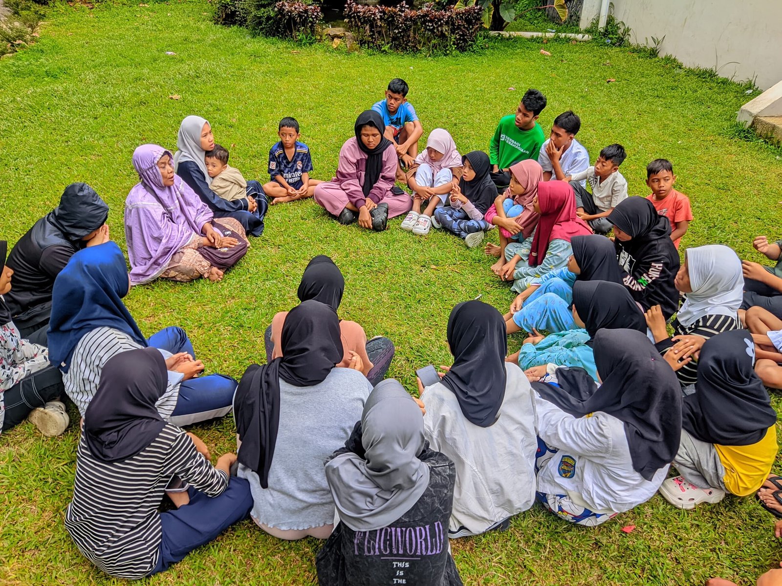 Video hari ke 2 liburan dan santunan anak-anak yatim di villa stone garden Cisarua Bogor