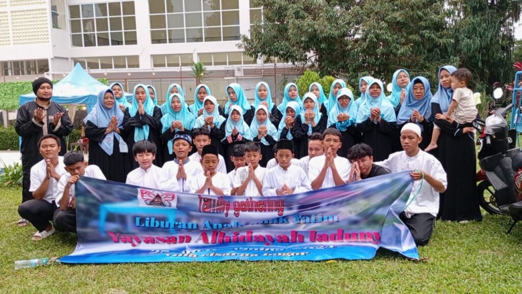 Liburan anak-anak yatim di villa Cisarua Bogor