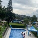 Kegiatan anak-anak yatim Alhidayah laaduny berenang dengan penuh kegembiraan dan keceriaan terpancar dari wajah mereka.