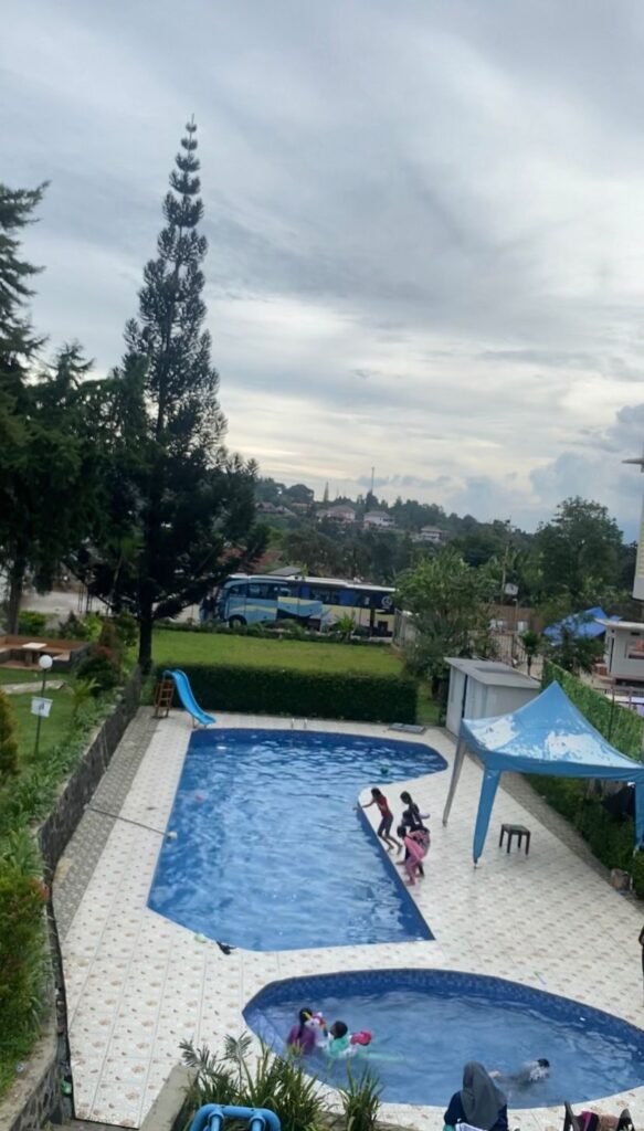 Kegiatan anak-anak yatim Alhidayah laaduny berenang dengan penuh kegembiraan dan keceriaan terpancar dari wajah mereka.