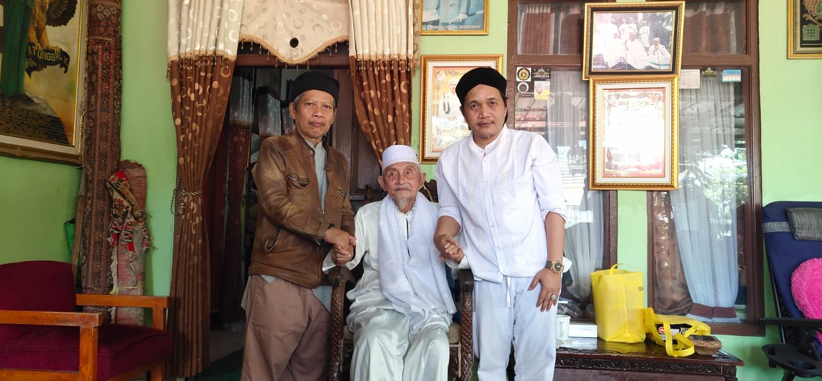 Silaturahmi ustadz Didi suhardiman S.H dan Bapak Maman (mertua ) beserta para jemaah, Silaturahmi ke kiyai Yazid Bustomi (Abah salak)