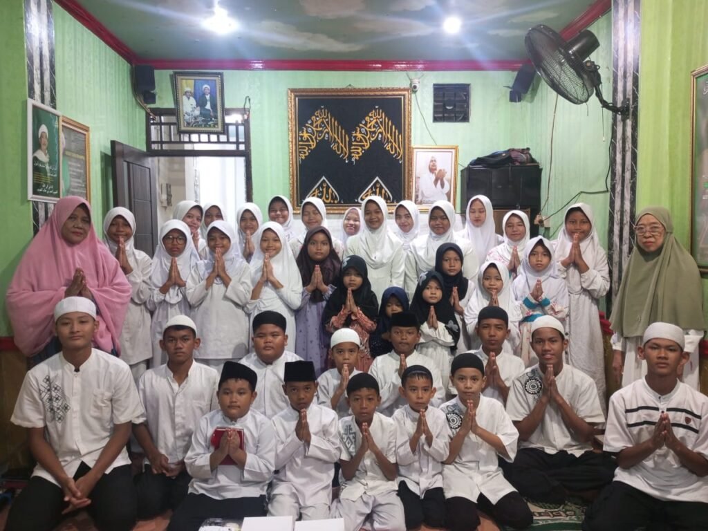 Foto-foto kegiatan Mingguan di majelis Alhidayah laaduny beserta santunan malam Jum’at anak-anak yatim Alhidayah laaduny