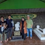 Foto-foto Ustadz Didi suhardiman S.H bersama bunda Sri (istri) dan jemaah Alhidayah laaduny berziarah dan bersilaturahmi ke makam nur Muhammad (eyang Upas) kakek  dari almarhum Abah Anom Suryalaya