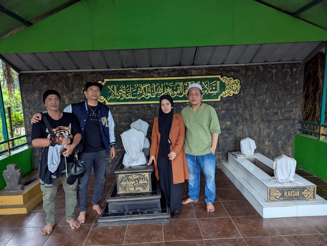 Foto-foto Ustadz Didi suhardiman S.H bersama bunda Sri (istri) dan jemaah Alhidayah laaduny berziarah dan bersilaturahmi ke makam nur Muhammad (eyang Upas) kakek dari almarhum Abah Anom Suryalaya