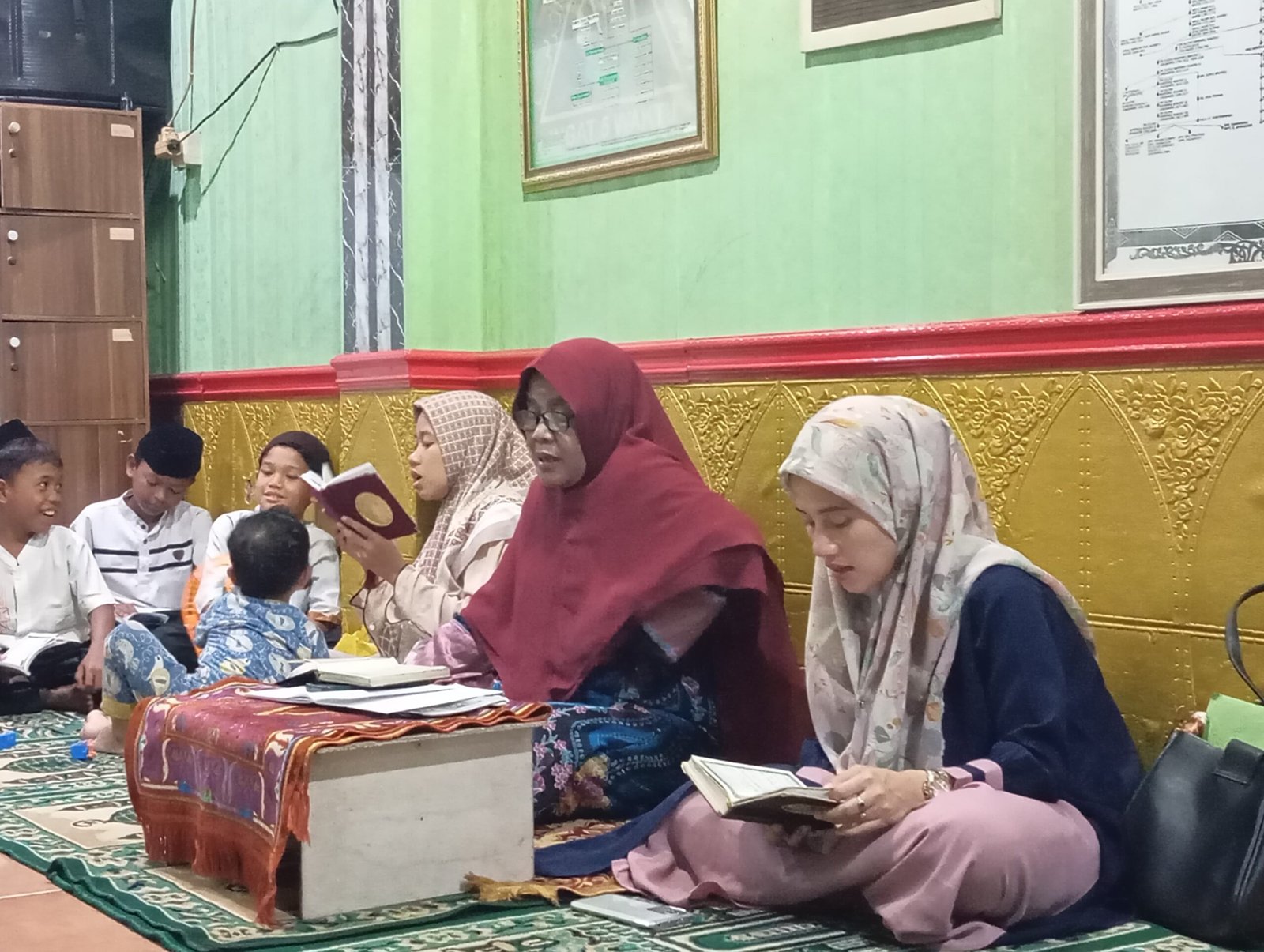 Foto-foto kegiatan mingguan di yayasan Alhidayah laaduny santunan anak-anak yatim Alhidayah laaduny disertai pembacaan surat Yaasin tahlil dan sholawat.