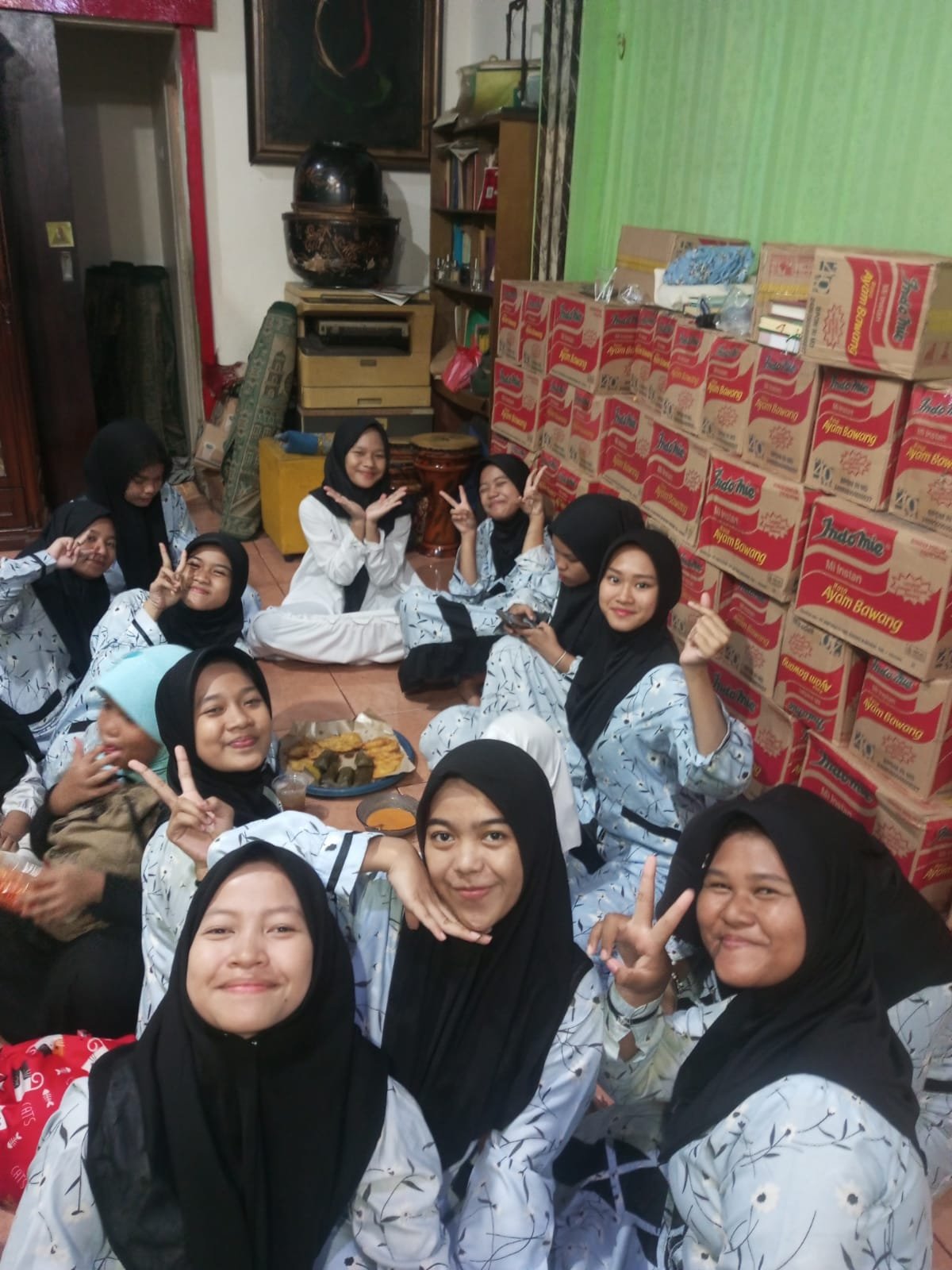 Video kegiatan bukber (buka bersama) di bulan ramadhan bersama anak-anak santri yatim Alhidayah Laaduny dan para dewan guru