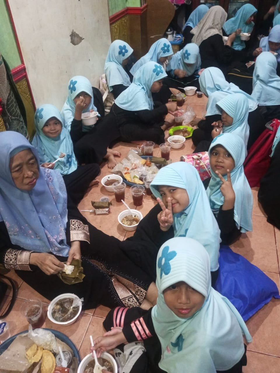 Kegiatan bukber (buka bersama ) Anak-anak santri dan yatim Alhidayah Laaduny